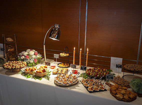 Nos-cocktails-dinatoire Que ce soit pour une simple réception, un événement d’entreprise ou même pour un repas de mariage, notre cocktail dinatoire est fait pour vous.